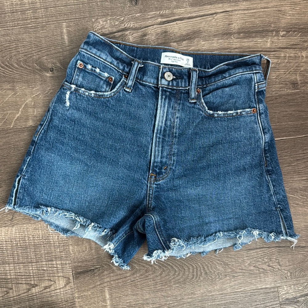 Abercrombie & Fitch 4 inch curve love mom short - high rise